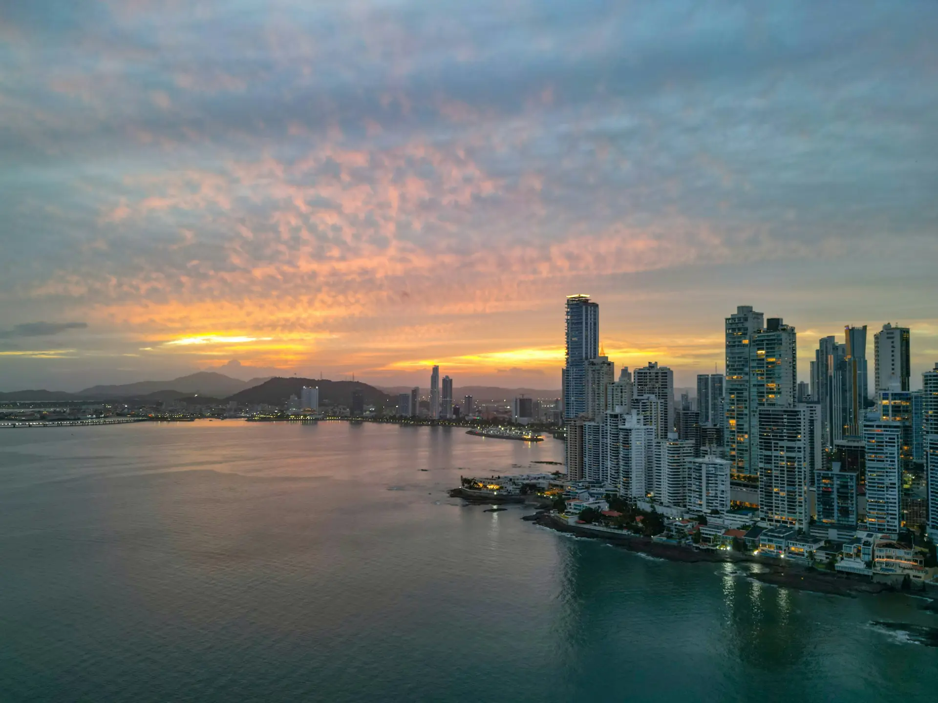 Les gratte-ciel de Panama City au coucher du soleil, au bord de la baie